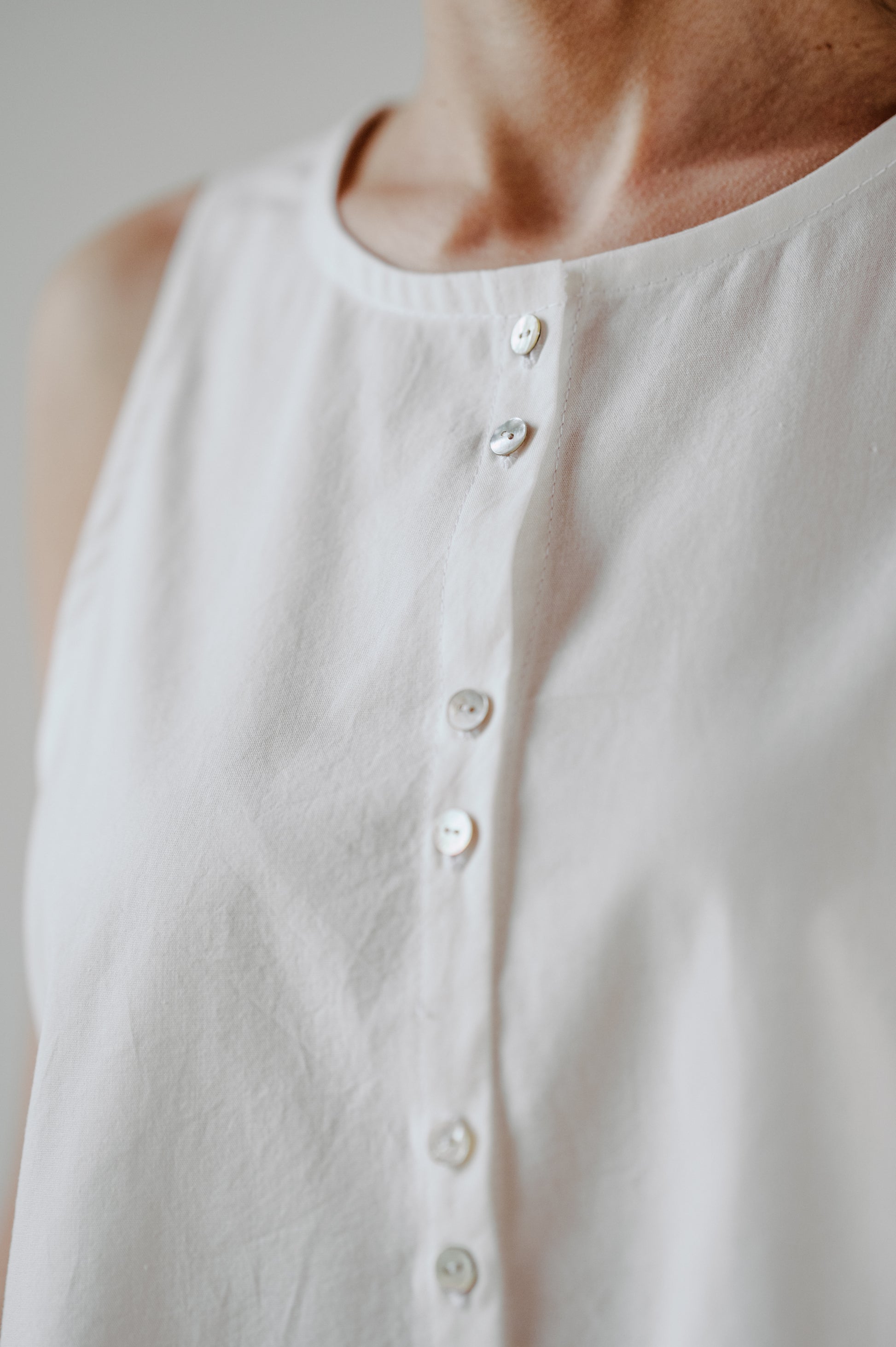 LÁNYKA sleeveless blouse | blúzka bez rukávov - CZULA